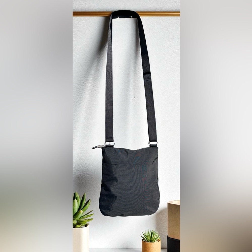 Baggallini Comrade 3 Zip Crossbody Waterproof Bag Black W Sand Color Interior - Picture 7 of 14